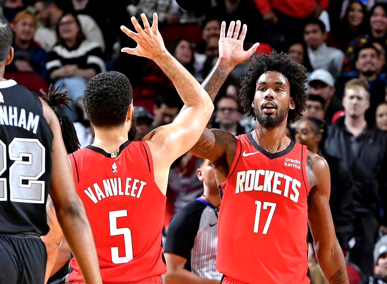 暖心一幕！克林根现场观战混音比赛，场边亲自指导杨瀚森（温情一刻！克林根到场助阵混音赛，场边亲自指点杨瀚森）