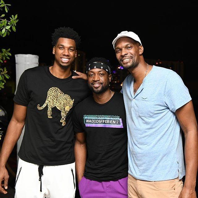 滇超联赛昆明队抵保山获赠小粒咖啡非遗周边（滇超昆明队抵达保山，获赠小粒咖啡非遗文创周边）