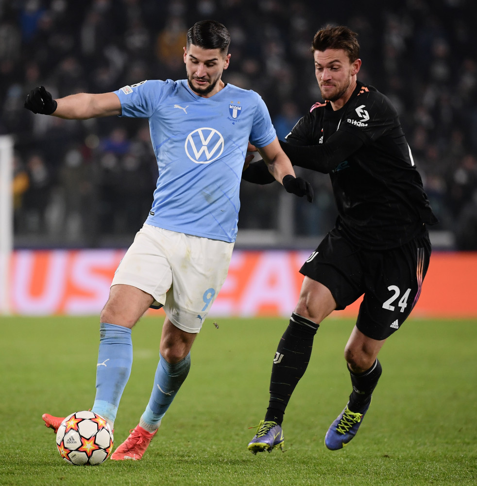 意甲媒体透露：米兰补强后防线时出现新名字：萨索洛的杰伊·伊德泽斯（意媒：米兰后防补强浮现新目标，萨索洛后卫杰伊·伊德泽斯）