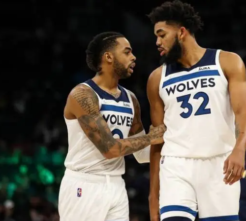 克拉克斯顿表现惊艳，29分钟砍下14分11板10助（克拉克斯顿29分钟斩获14分11篮板10助攻，表现炸裂）