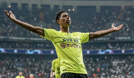 维尼修斯和阿森纳U16球员合影，2米法国门将抢镜（维尼修斯与阿森纳U16合影，2米法国门将抢尽风头）