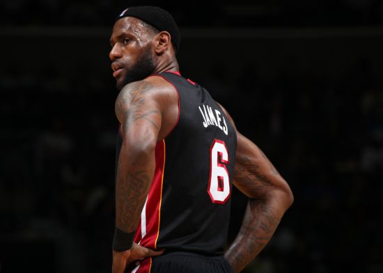 NBA：勇士末节发力 击败雷霆止住颓势（NBA：勇士末节爆发力克雷霆 终结颓势）