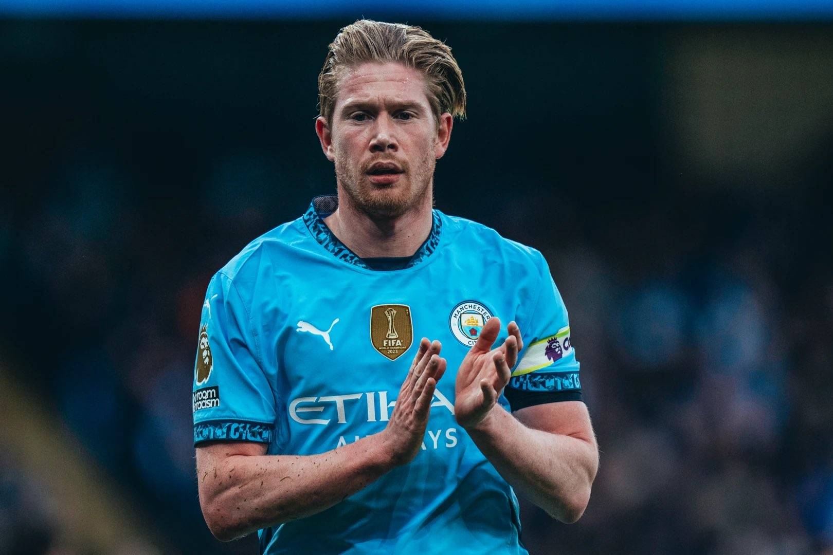 回顾一下樊振东与王楚钦的经典大战！ 王之暴冲vs稳如胖山！确实相当精彩（重温樊振东与王楚钦的巅峰之战：狂猛冲击对阵稳若磐石，精彩纷呈）