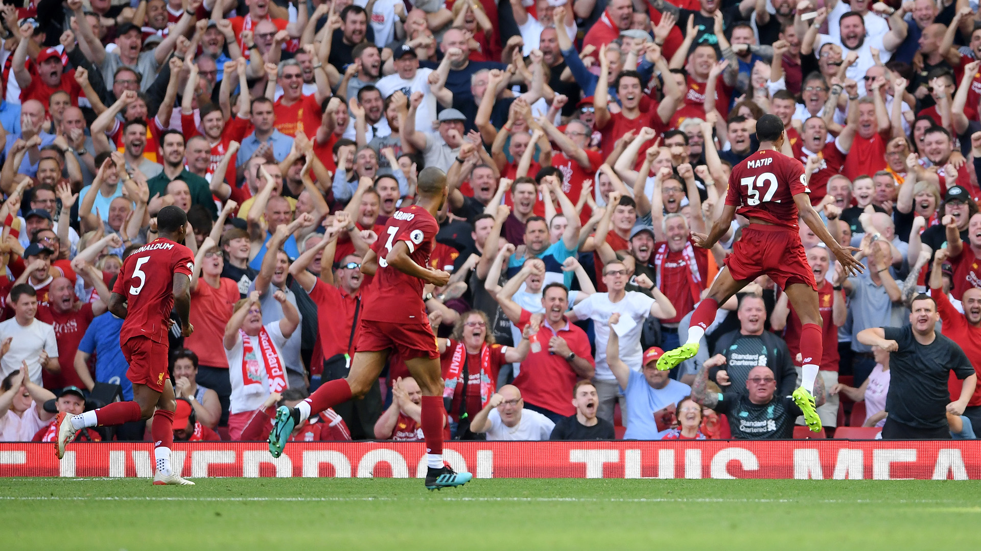 波兰对阵荷兰世预赛中，有球迷向场内投掷烟火迫使比赛被中断（世预赛波兰战荷兰，球迷投掷烟火致比赛中断）