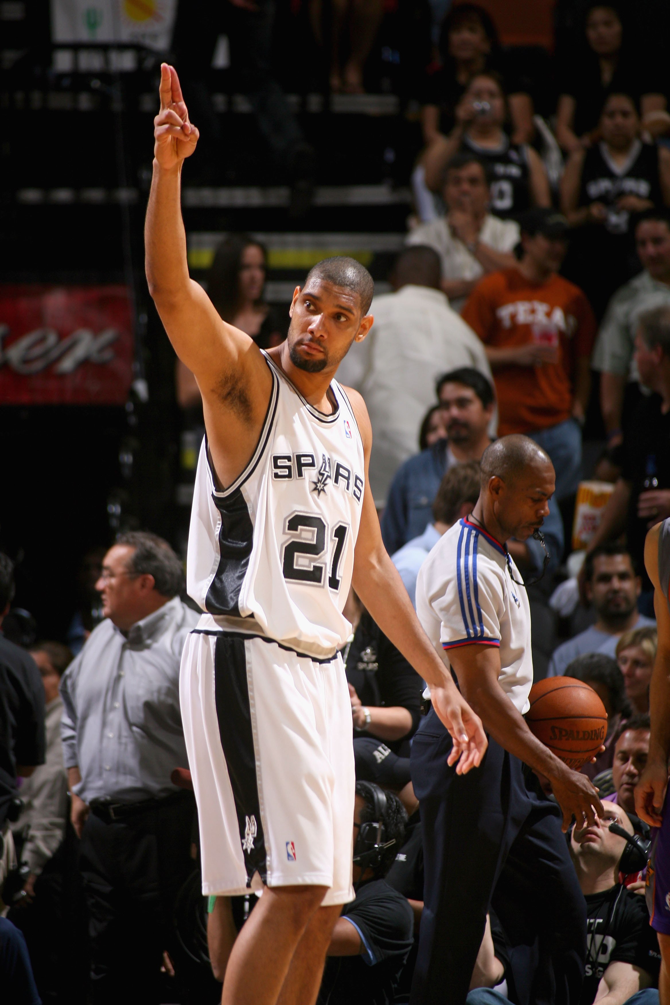 亚历山大-沃克受伤回顾：赛场上的惊心动魄瞬间（亚历山大-沃克受伤全记录：球场惊魂一刻）