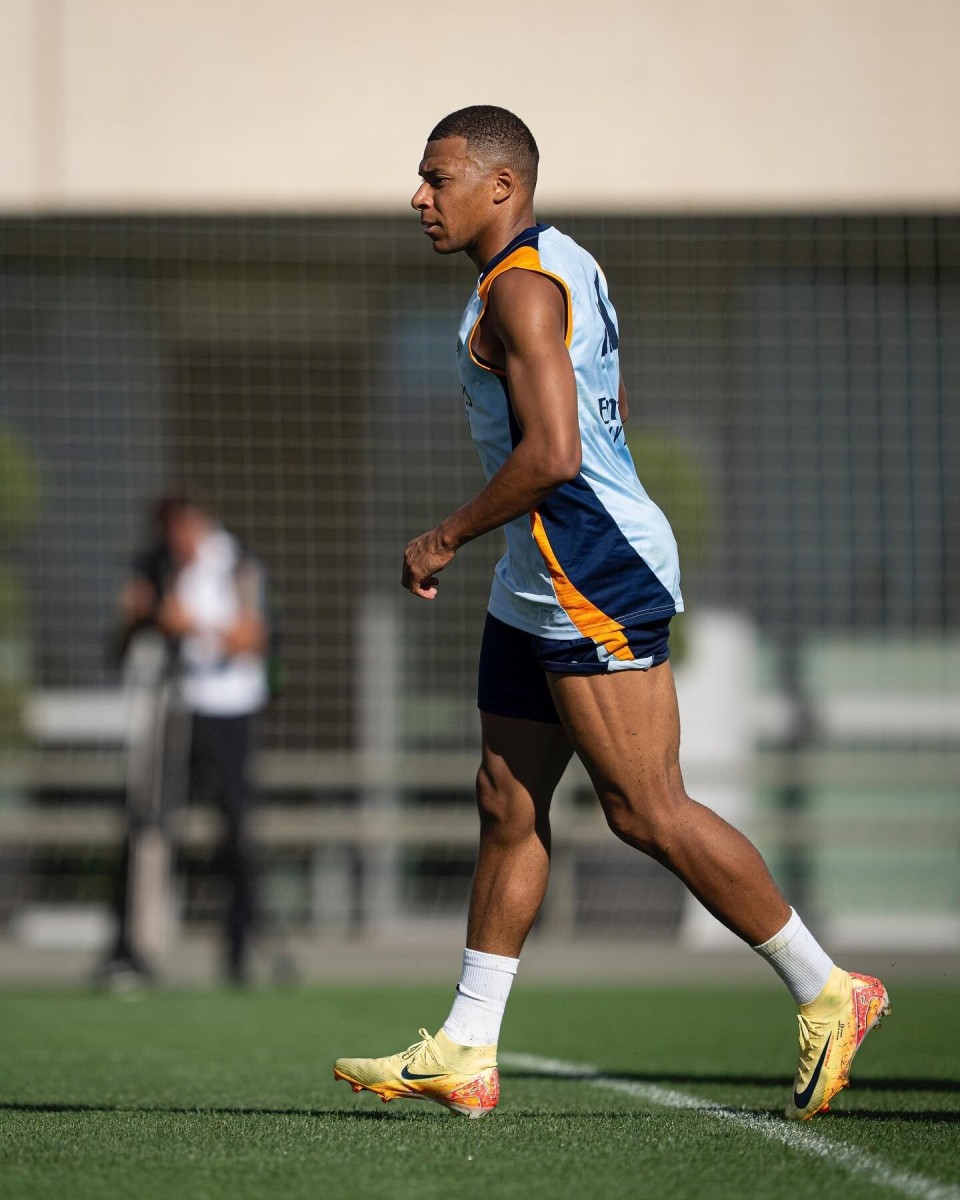 喀麦隆非洲杯大名单：姆伯莫领衔，巴索戈在列，奥纳纳无缘（喀麦隆公布非洲杯阵容：姆伯莫领军，巴索戈入选，奥纳纳落选）